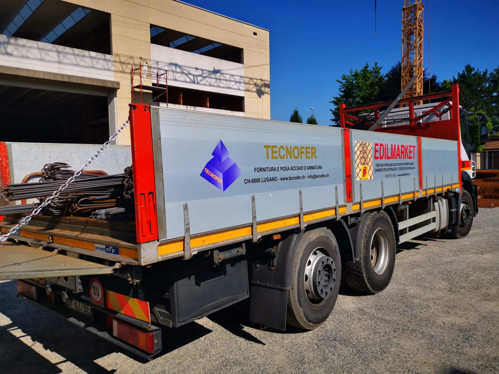 Autocarro Tecnofer carico di ferri d'armatura in cantiere