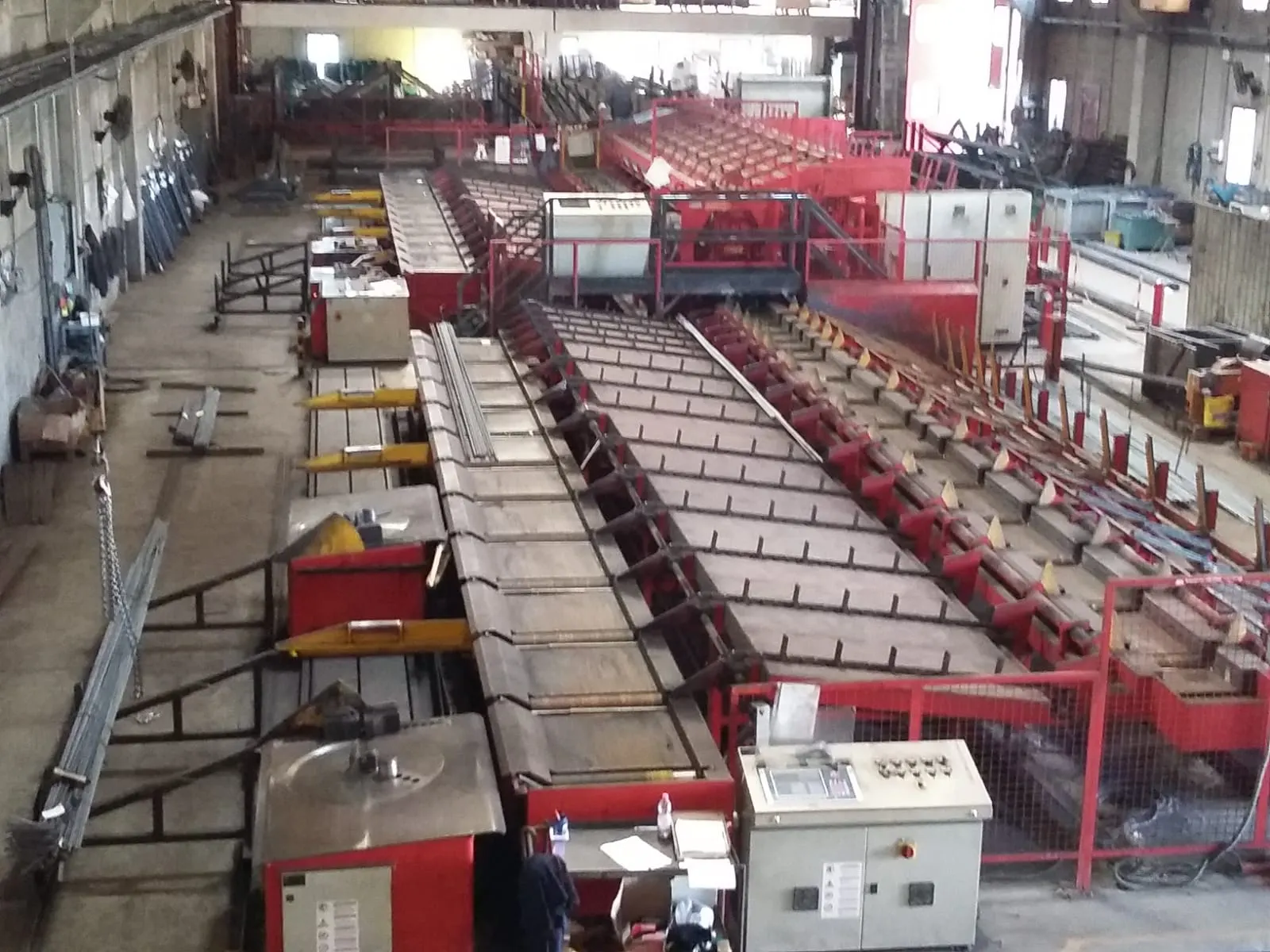 Linee di lavorazione dell'acciaio in officina